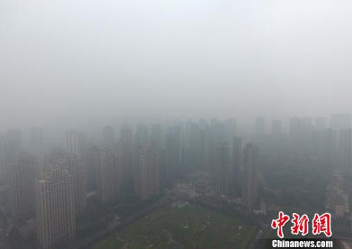 1月5日，重庆主城上空一片灰蒙蒙。