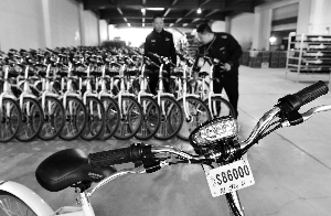 首批3000辆上牌首辆上牌的共享电单车 现代快报/ZAKER南京记者 施向辉 摄
