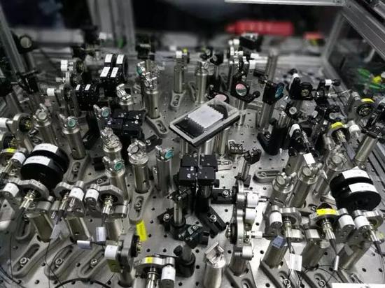 以上三张图是占地不足3平米的“量子计算机”样机。摄影:邱晨辉