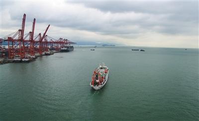 5月16日,搭载“蛟龙”号的“向阳红09”船离开深圳赤湾港码头,前往雅浦海沟和马里亚纳海沟进行科学考察。新华社发 5月16日,搭载“蛟龙”号的“向阳红09”船离开深圳赤湾港码头,前往雅浦海沟和马里亚纳海沟进行科学考察。新华社发