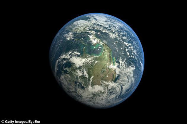 之前霍金认为,地球生命面临着生存威胁,受灾难、小行星碰撞、流行病、人口过剩和气候变化等因素,人类灭亡的威胁因素逐渐增多。