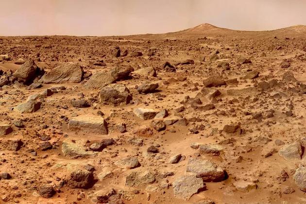图中是美国宇航局火星车拍摄的火星表面，目前，科学家最新研究称，搜寻外星生命应当着眼于挖洞、钻孔等活动轨迹。