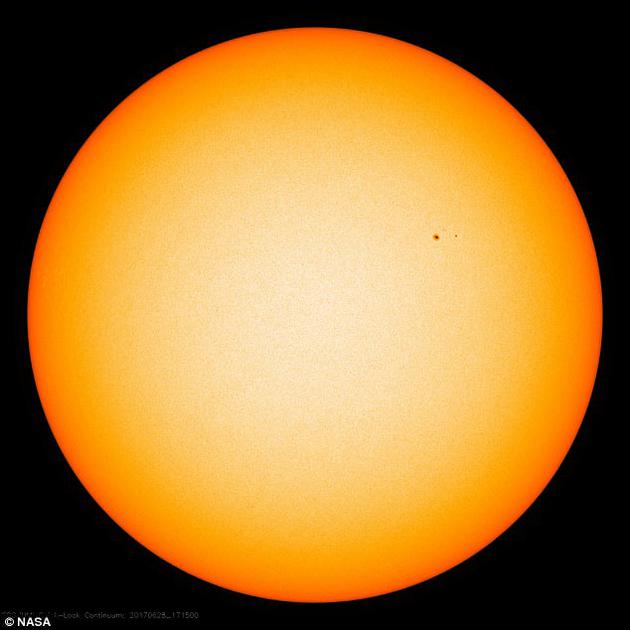 太阳即将进入太阳活动极小期（solar minimum）。在此期间，太阳的表面活动“形式将发生改变”。2014年，太阳黑子出现次数相对较多；而到了2019至2020年，则预计将达到最低值。