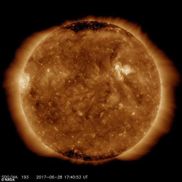 在太阳活动极小期内，黑子和耀斑等活动数量都将减少，但日冕洞等现象的持续时间则将有所延长。