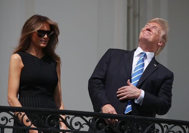 美国总统特朗普和第一夫人在白宫观看日全食，当时特朗普未佩戴日食观测镜。