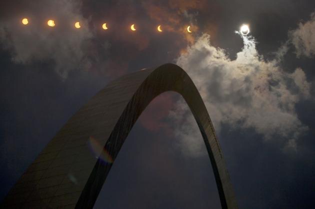 这是一张多重曝光照片，呈现了日全食掠过密苏里州圣路易斯市上空的日食变化情况。
