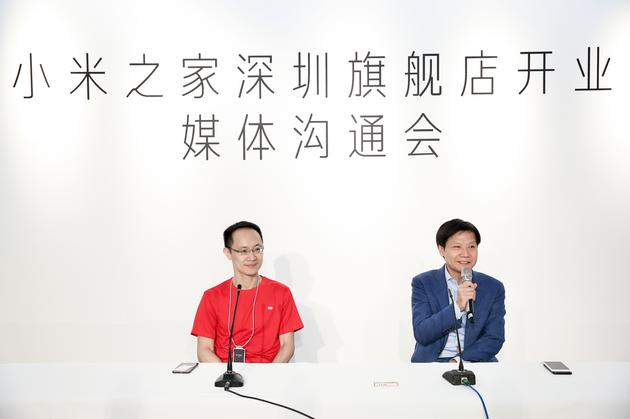 小米公司创始人、董事长兼CEO雷军(右)和小米公司联合创始人、总裁林斌(左)