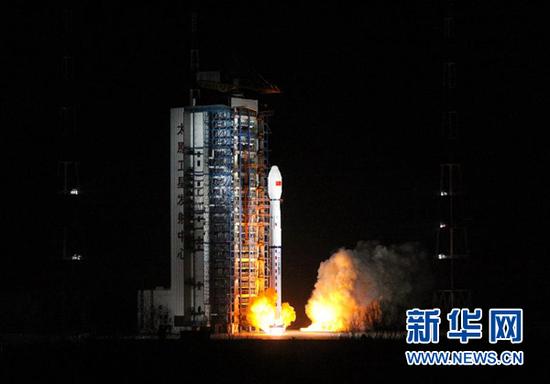 11月15日2时35分,我国在太原卫星发射中心用长征四号丙运载火箭,成功将“风云三号D”气象卫星发射升空,卫星顺利进入预定轨道。新华社发(张宏伟 摄)