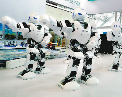 图为9月20日，中国（南京）未来教育与智慧装备展览会上，智能机器人集体亮相。 　　王路宪摄（人民视觉）