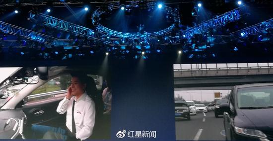 李彦宏乘坐无人驾驶汽车